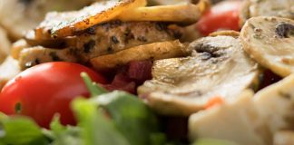 Gebratene Pilze auf Rucola mit Sanddorn-Vinaigrette und Pinienkernen Gebratene Pilze auf Rucola mit Sanddorn-Vinaigrette und Pinienkernen